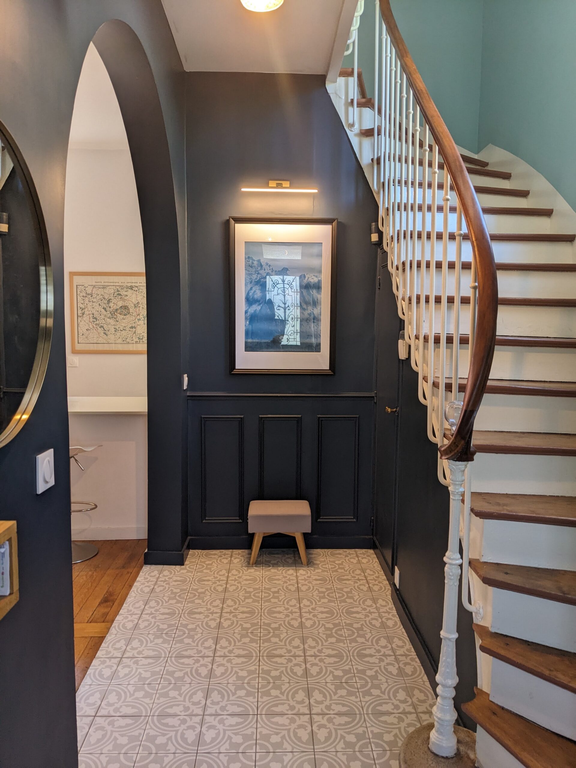 Maison Nogent-sur-Marne Une entrée étroite sublimée par du bleu nuit et un meuble sur mesure