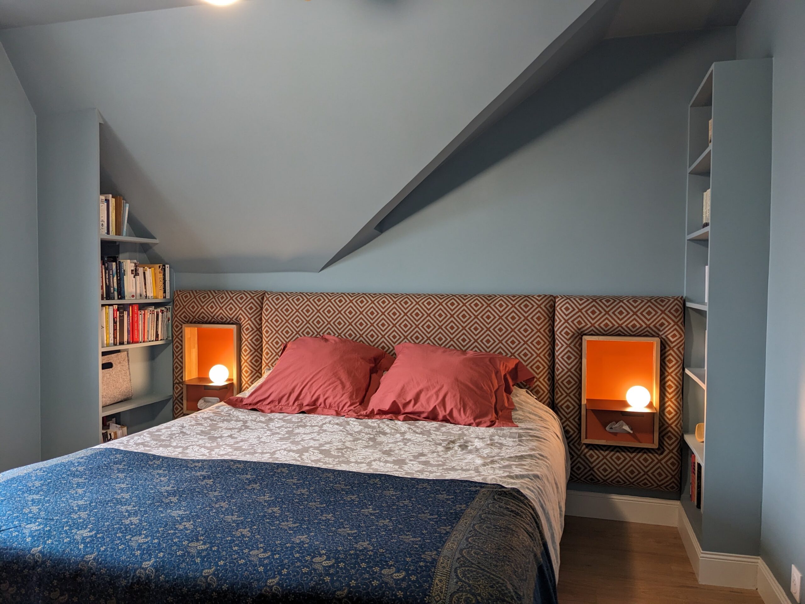 Renovation of a loft in Nogent-sur-Marne - Color-drenched bedroom with bespoke joineries