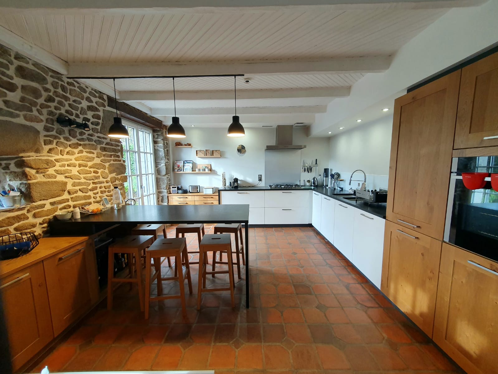 Une cuisine moderne s&rsquo;intègre harmonieusement dans une ancienne maison typiquement bretonne